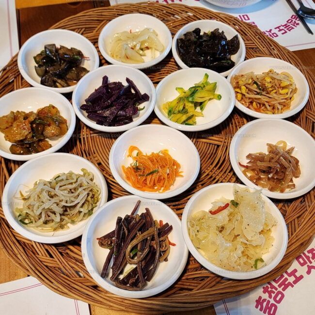 What Regional Differences Influence Banchan Varieties Across Korea?