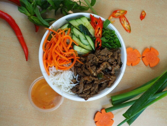How Do Broth-Based vs. Dry Vietnamese Noodles Compare in Flavor?